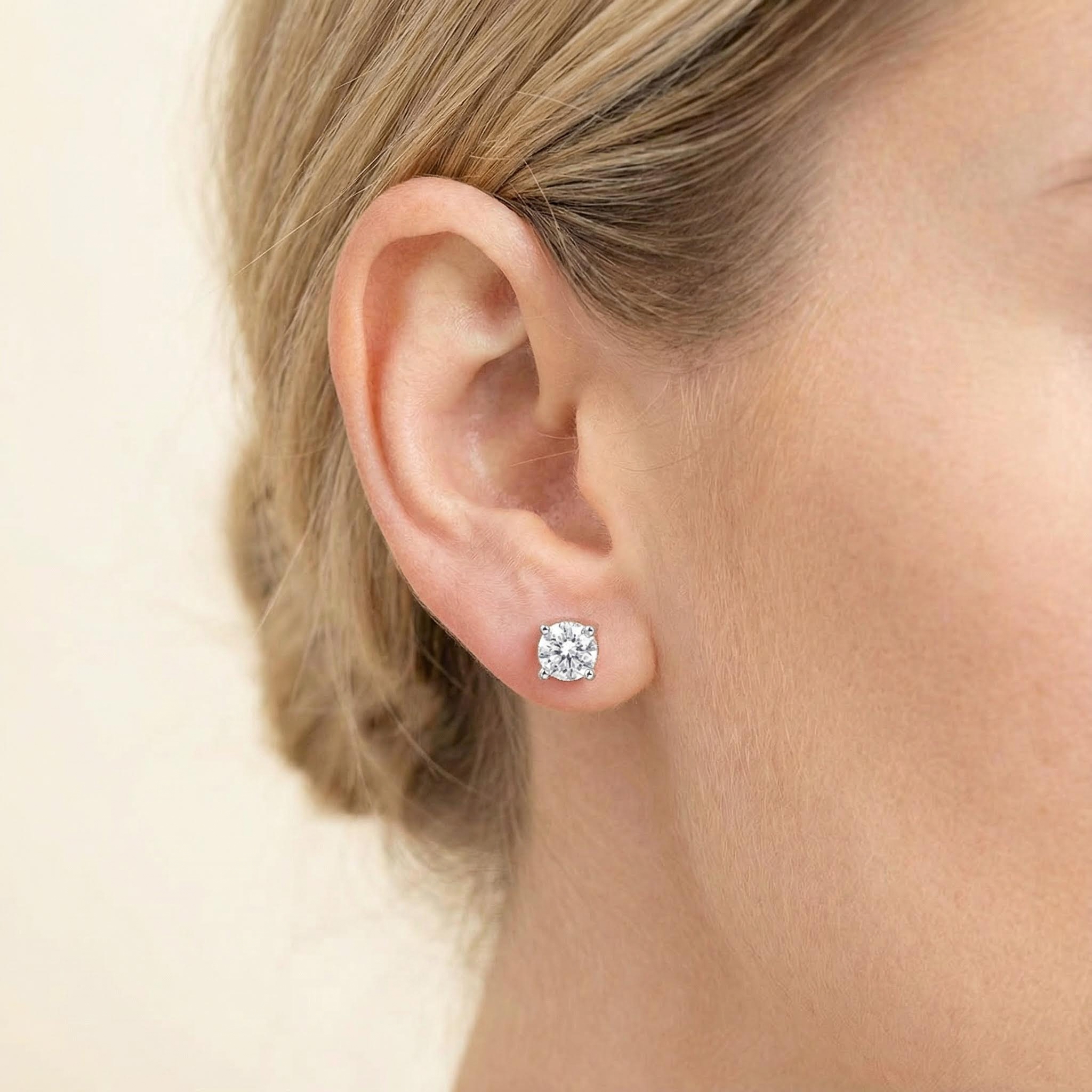 Women's Classic Stud Earrings in White Gold
