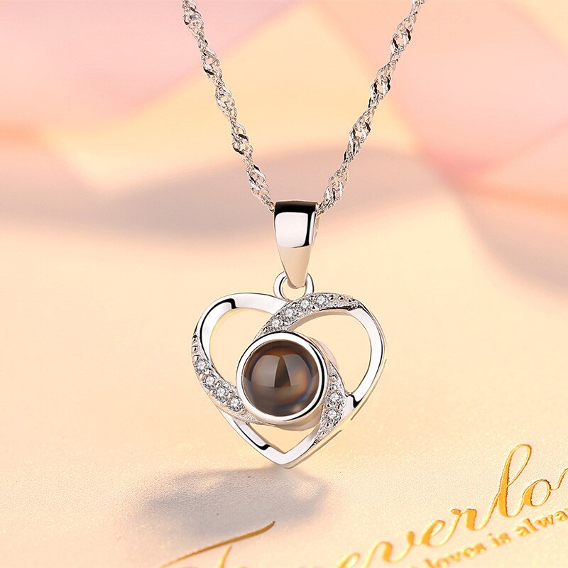 ”I Love You“ Heart-shaped Projection Necklace in 100 Languages