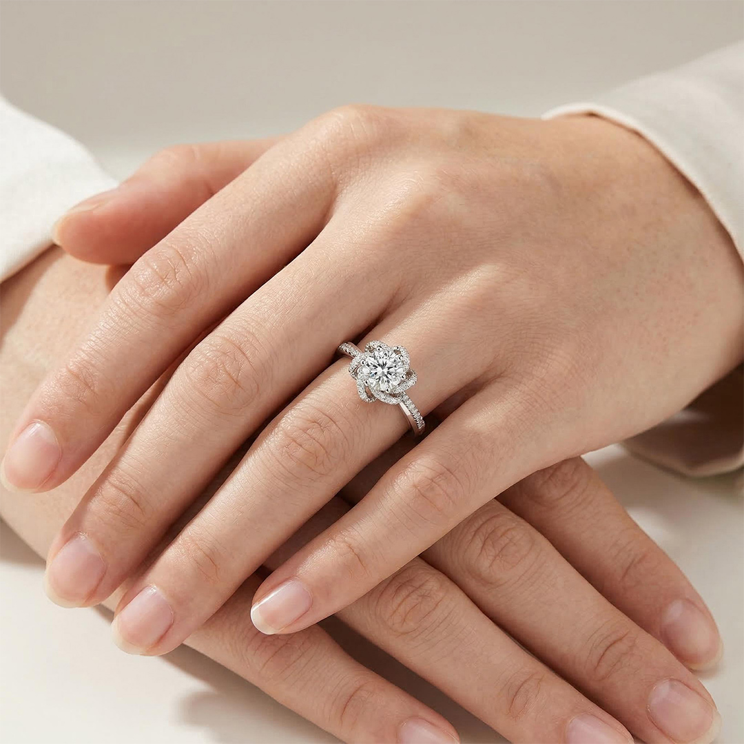 Round Cut Flower Moissanite Ring in S925 Sterling Silver