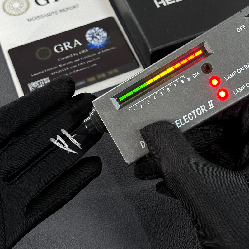 925S & VVS Moissanite Thorn Earrings