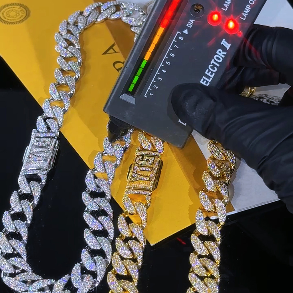 13mm 925S & VVS Moissanite Cuban Link Chain with Custom Name Box Clasp 13mm 925S & VVS Moissanite Cuban Link Chain with Custom Name Box Clasp