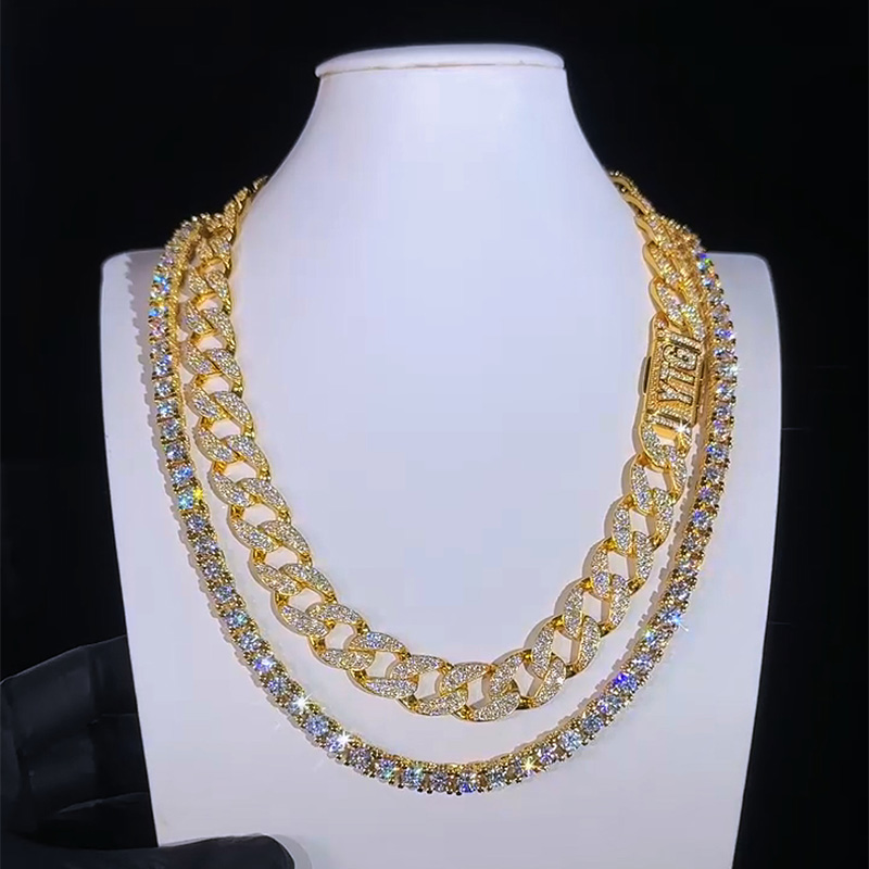 13mm 925S & VVS Moissanite Cuban Link Chain with Custom Name Box Clasp 13mm 925S & VVS Moissanite Cuban Link Chain with Custom Name Box Clasp