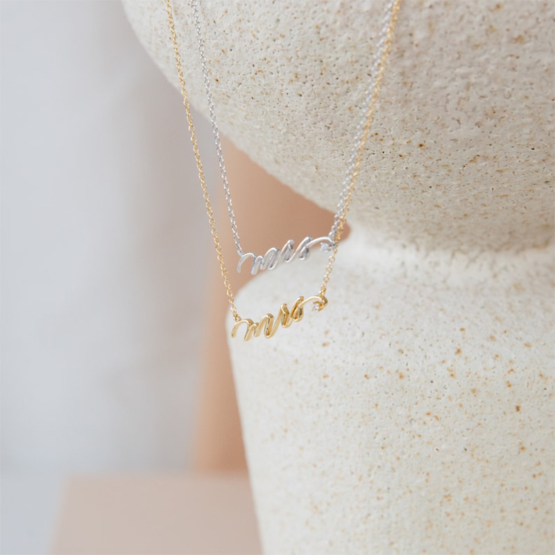 Simple  Name Necklace with White Diamond
