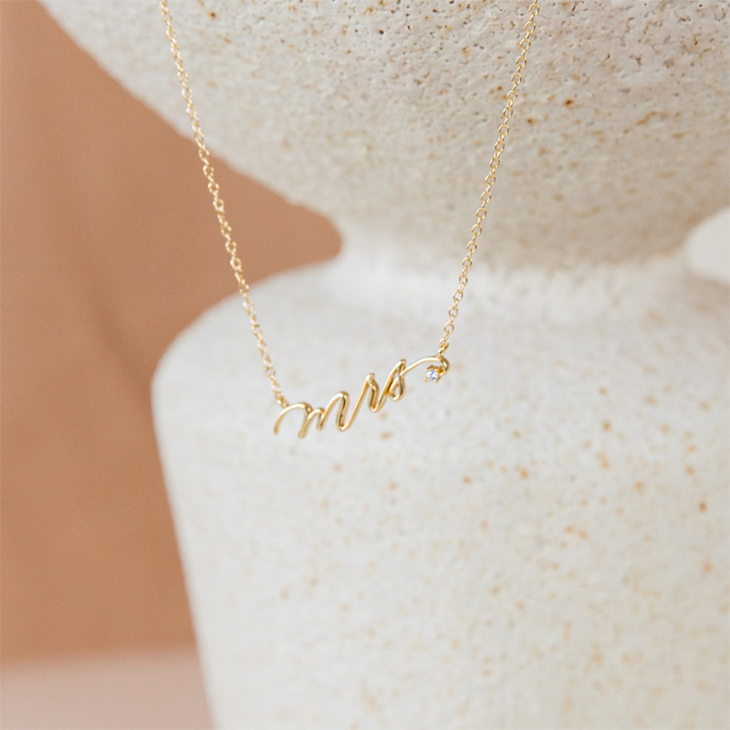 Simple  Name Necklace with White Diamond