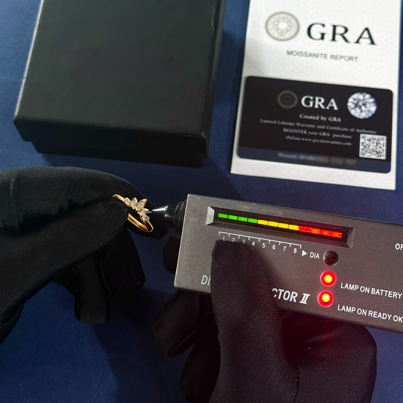 0.025CT Round Cut Leaf Shape VVS Moissanite S925 Silver Wedding Band 0.025CT Round Cut Leaf Shape VVS Moissanite S925 Silver Wedding Band