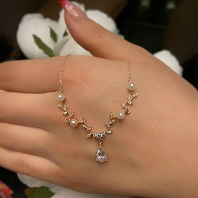 Diamond Mount Pearl Spring Necklace