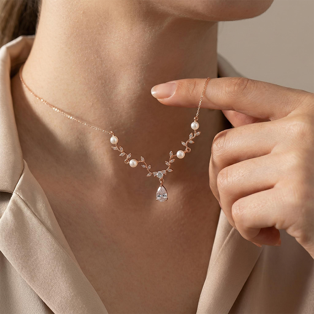 Diamond Mount Pearl Spring Necklace