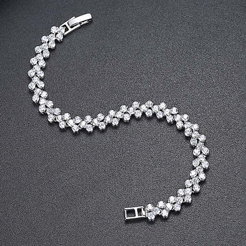 Round Cut Heart Bracelet in White Gold