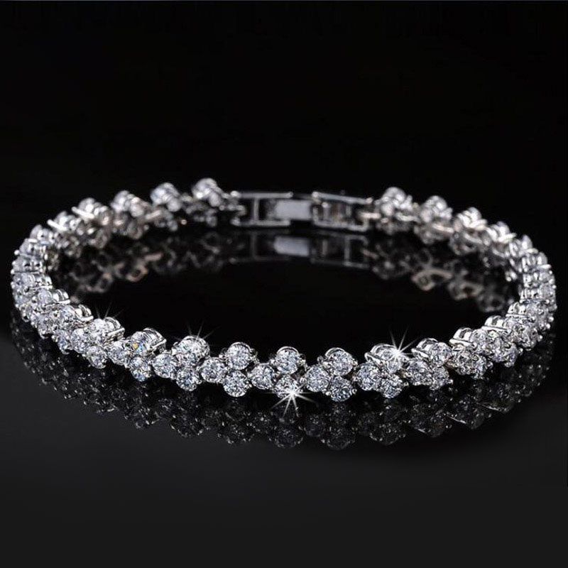 Round Cut Heart Bracelet in White Gold