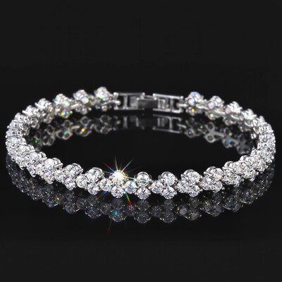 Round Cut Heart Bracelet in White Gold