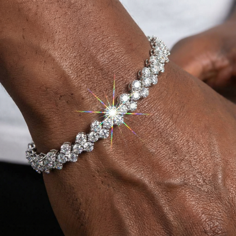 Round Cut Heart Bracelet in White Gold