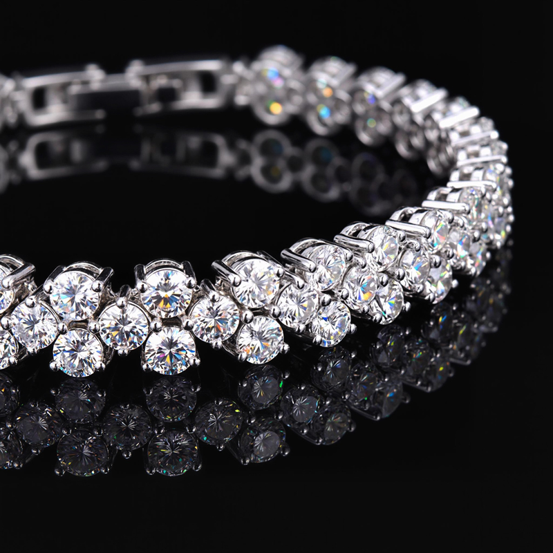 Round Cut Heart Bracelet in White Gold