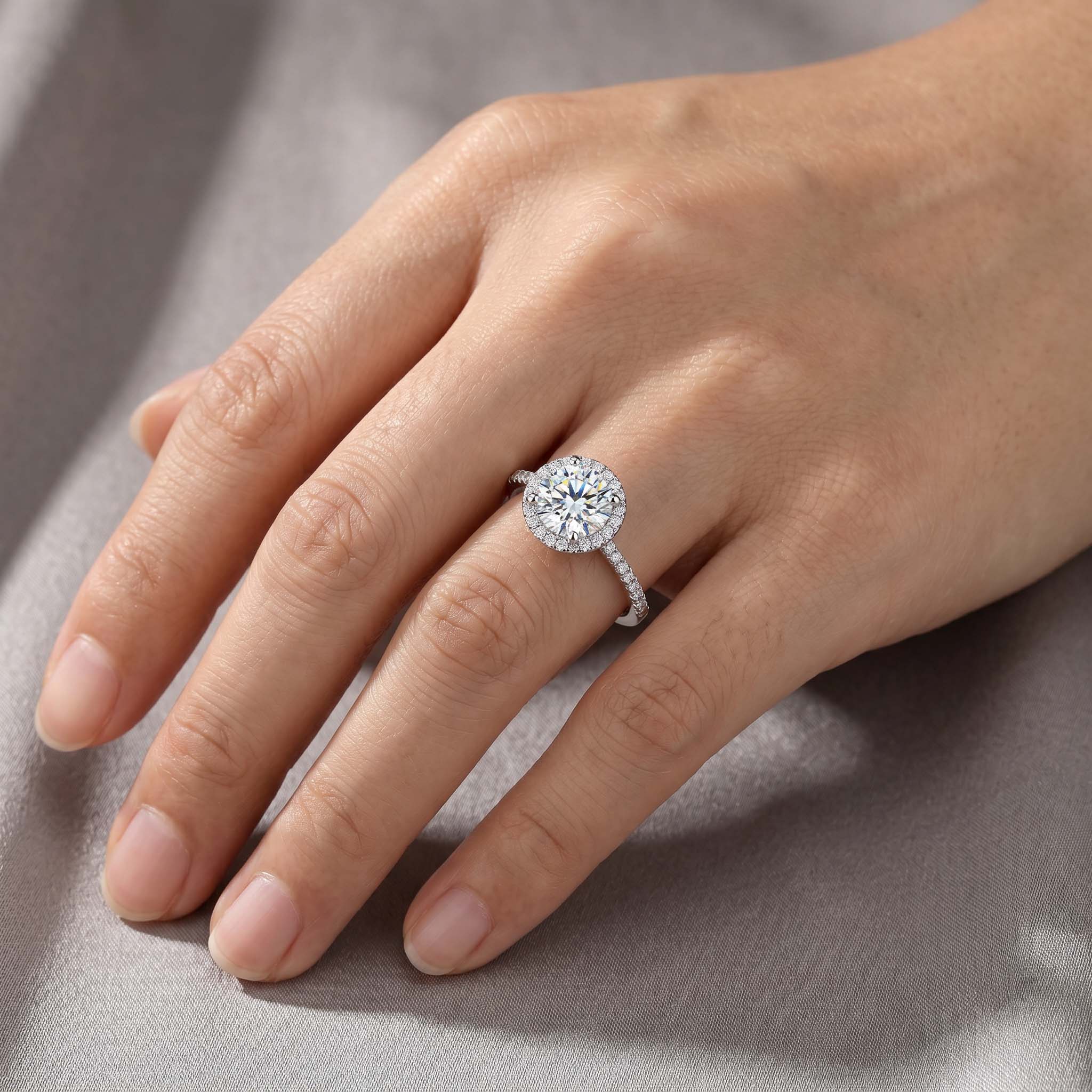 0.5CT/1CT Round Cut VVS Moissanite S925 Silver Halo Engagement Ring
