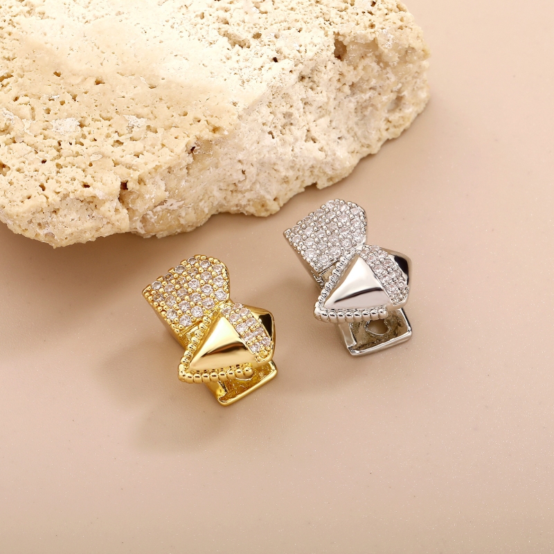 Iced Out V-Shaped Vampire Fangs Double Grillz