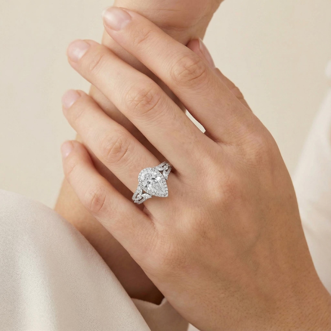 Pear Cut VVS Moissanite Halo Engagement Ring Pear Cut VVS Moissanite Halo Engagement Ring