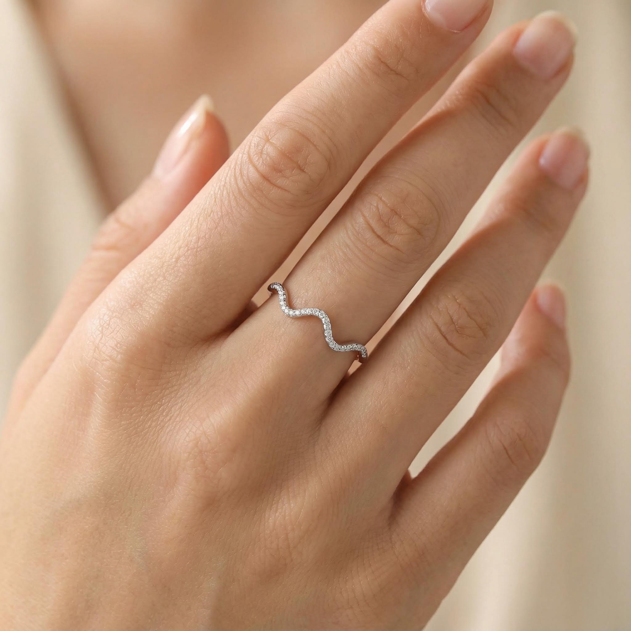 Round Cut VVS Moissanite Wavy Wedding Band