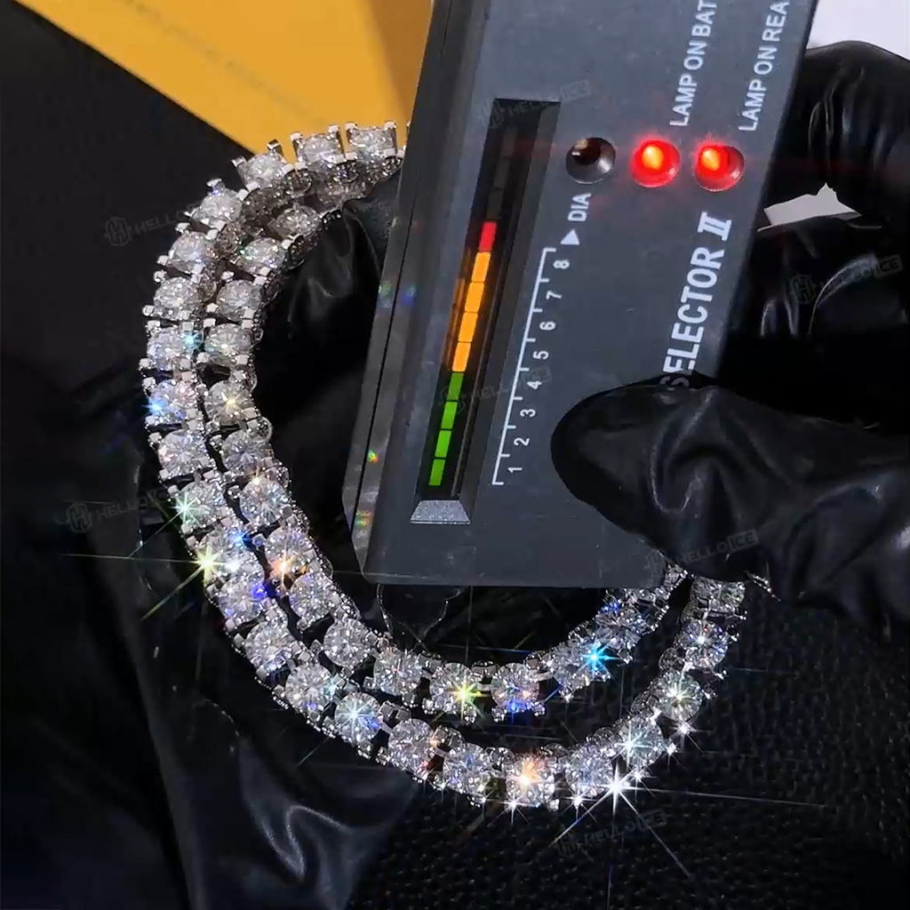 925S & VVS Moissanite 5mm Tennis Chain with Iced Out Sides 925S & VVS Moissanite 5mm Tennis Chain with Iced Out Sides