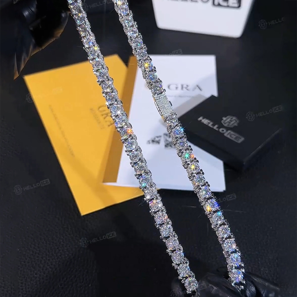 925S & VVS Moissanite 5mm Tennis Chain with Iced Out Sides 925S & VVS Moissanite 5mm Tennis Chain with Iced Out Sides