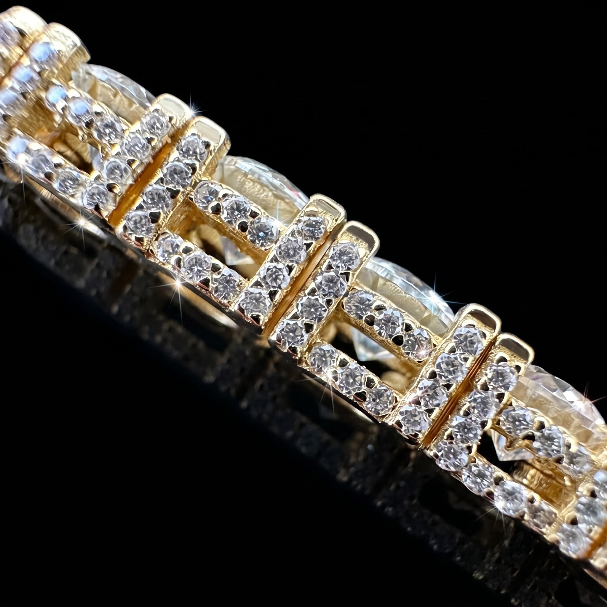 925 Silver & VVS1 Moissanite 5mm Tennis Chain with Iced Out Sides 925 Silver & VVS1 Moissanite 5mm Tennis Chain with Iced Out Sides