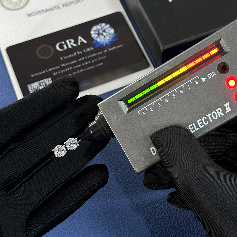 925S & VVS Moissanite 6-prong Stud Earrings with Cross Sides