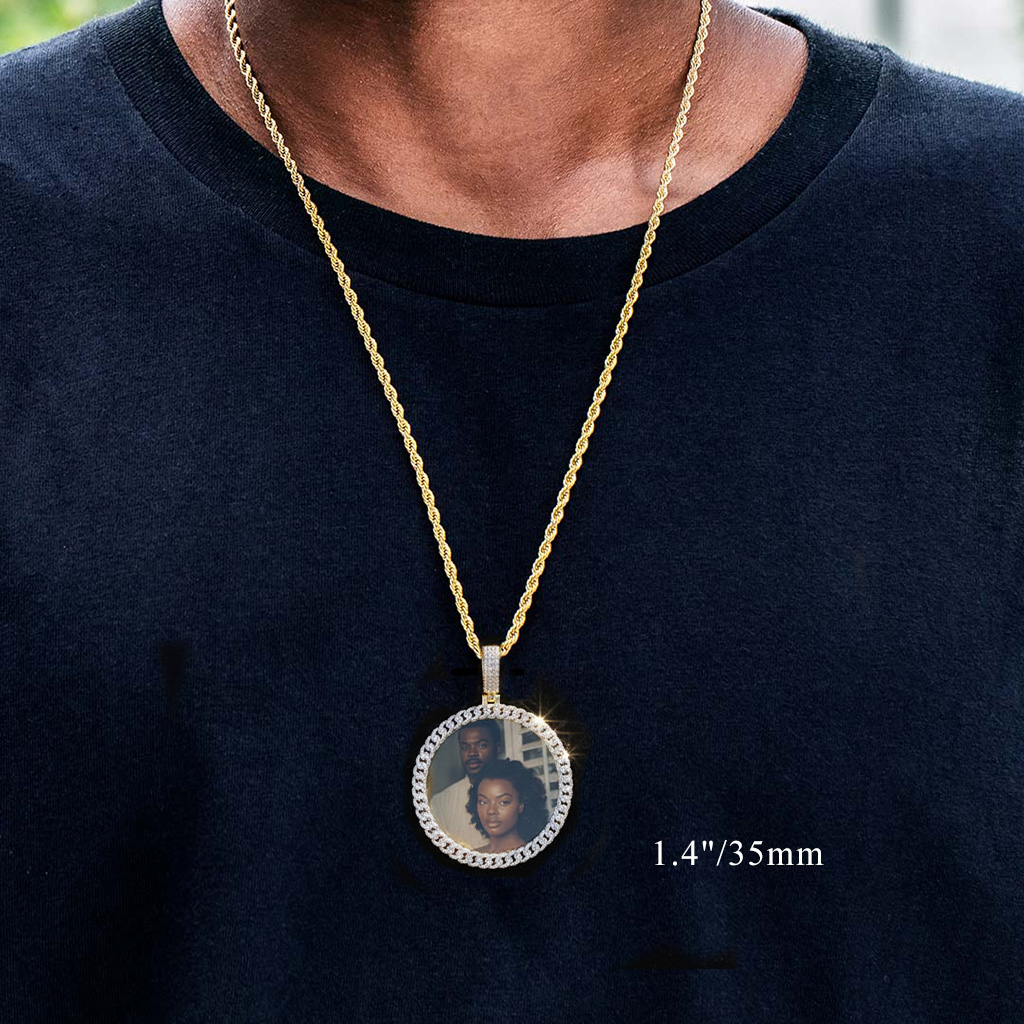 925S & VVS Moissanite Cuban Link Photo Pendant in Gold 925S & VVS Moissanite Cuban Link Photo Pendant in Gold