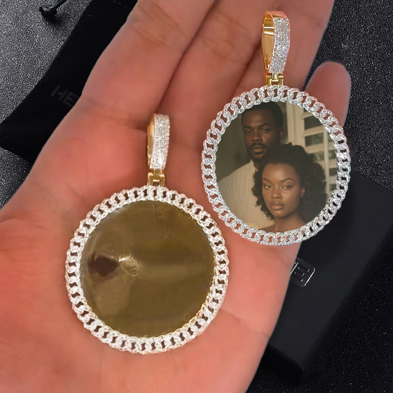925S & VVS Moissanite Cuban Link Photo Pendant in Gold 925S & VVS Moissanite Cuban Link Photo Pendant in Gold