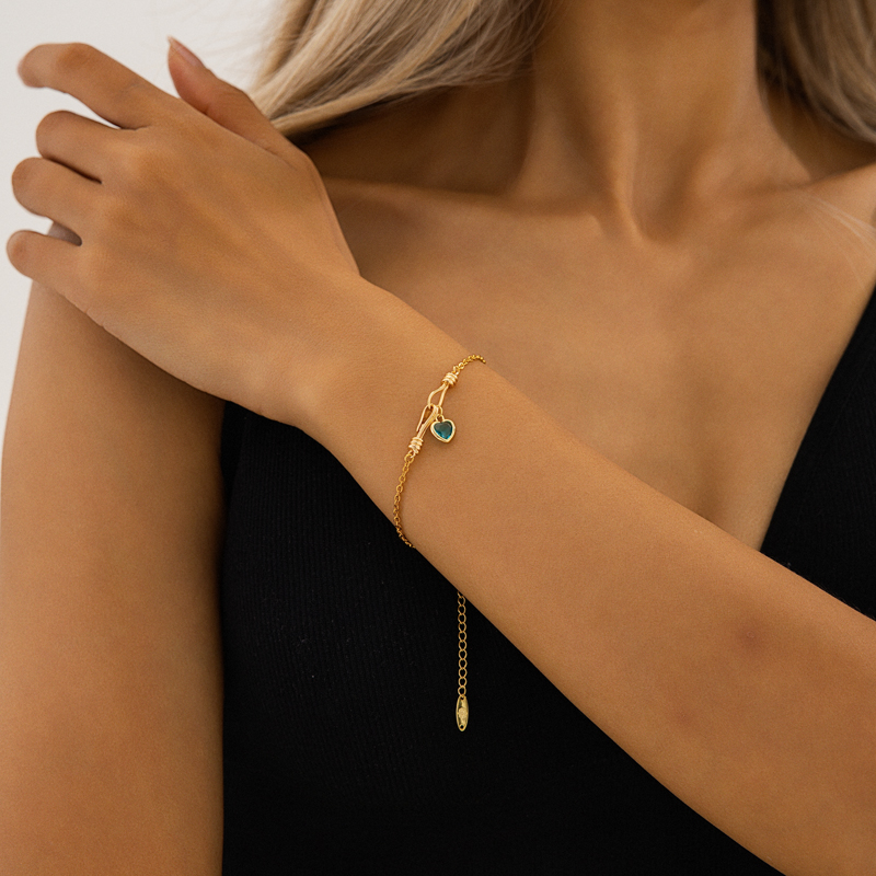 Elegant Gold Chain Bracelet with Heart-Shaped Gemstone Pendant Elegant Gold Chain Bracelet with Heart-Shaped Gemstone Pendant