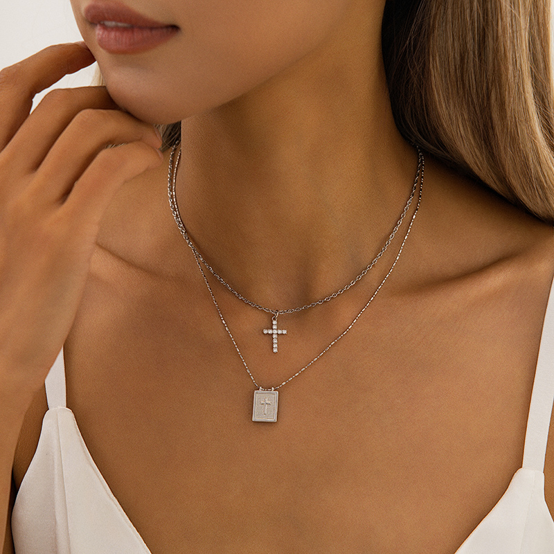 Elegant Silver Rectangular Pendant Necklace with Adjustable Chain
