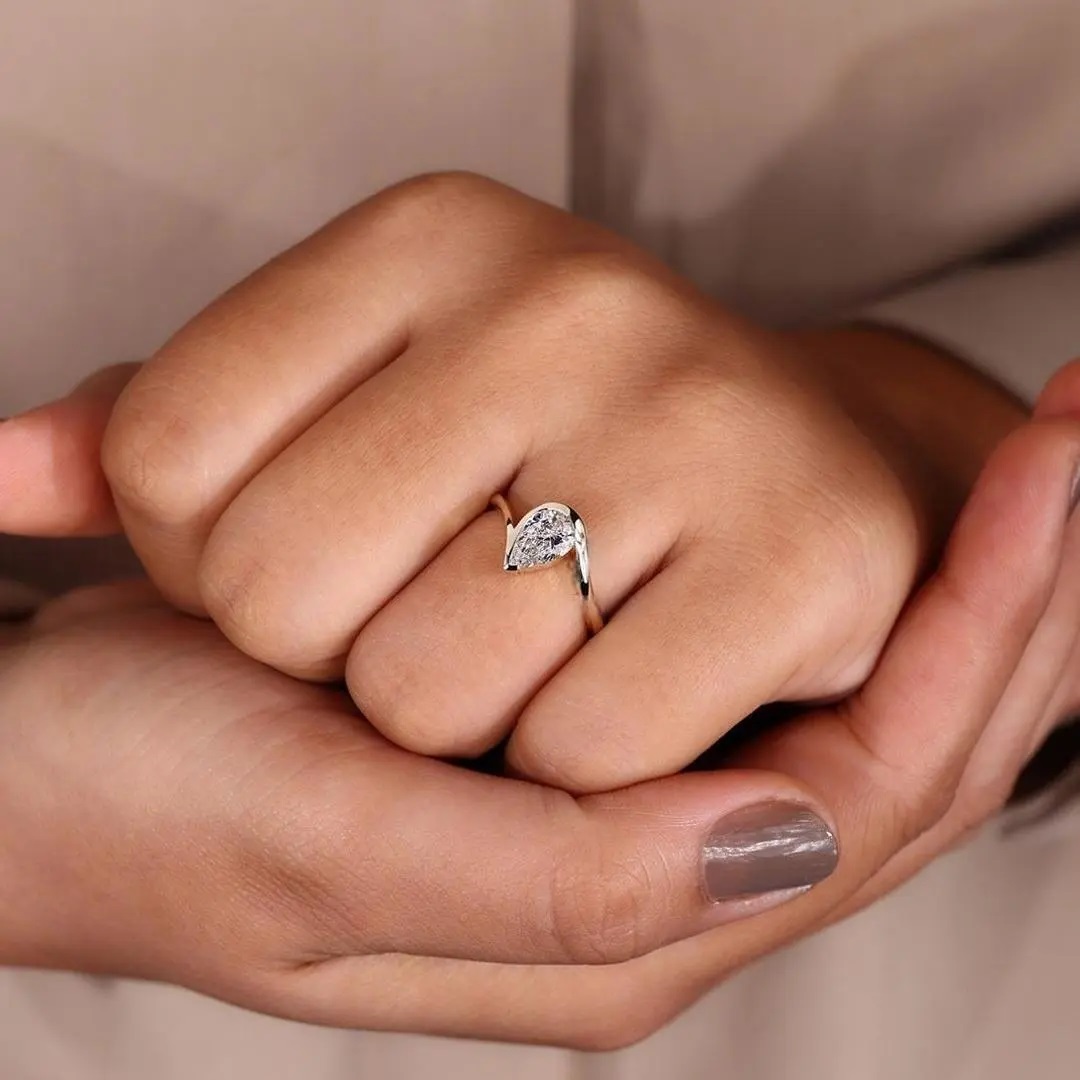 1.5CT Pear Cut VVS Moissanite S925 Silver Half Bezel Engagement Ring 1.5CT Pear Cut VVS Moissanite S925 Silver Half Bezel Engagement Ring