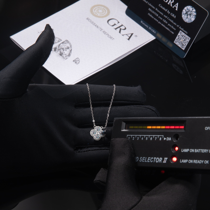 925 Silver VVS Moissanite Four-leaf Clover Pendant Necklace 925 Silver VVS Moissanite Four-leaf Clover Pendant Necklace