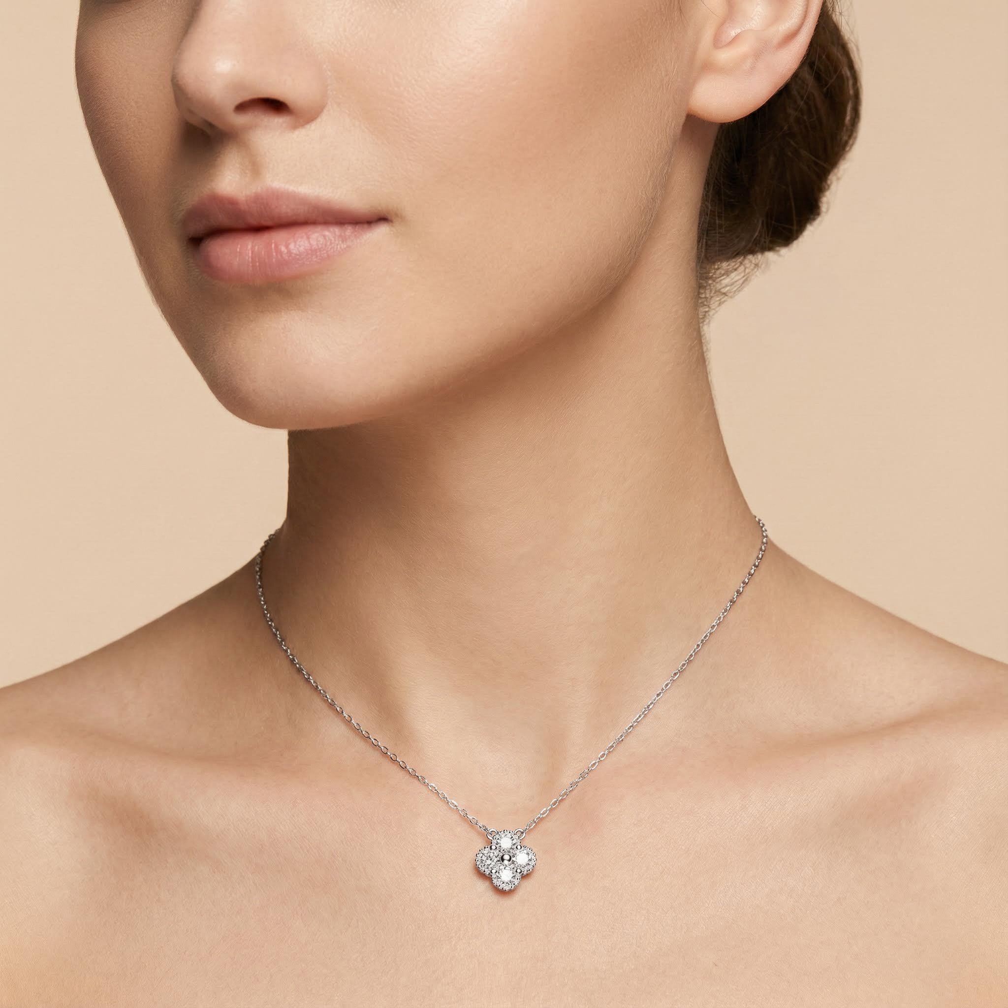 925 Silver VVS Moissanite Four-leaf Clover Pendant Necklace 925 Silver VVS Moissanite Four-leaf Clover Pendant Necklace