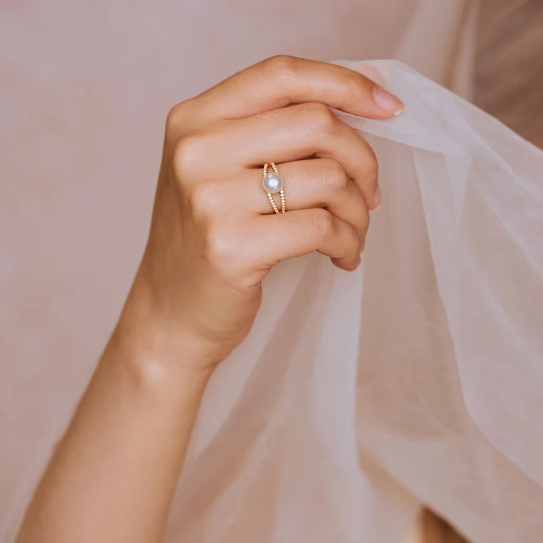 Dainty Pearl & Round Cut VVS Moissante S925 Silver Engagement Ring
