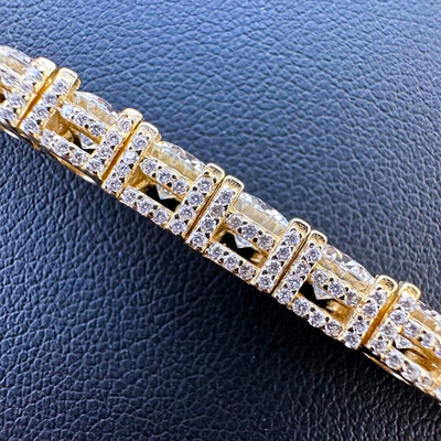 925S & VVS Moissanite 5mm Tennis Bracelet with Iced Out Sides 925S & VVS Moissanite 5mm Tennis Bracelet with Iced Out Sides
