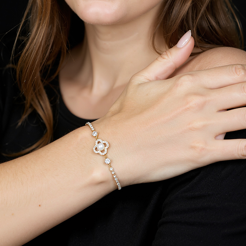 Elegant Pearl & Diamond Bracelet in Gold Elegant Pearl & Diamond Bracelet in Gold