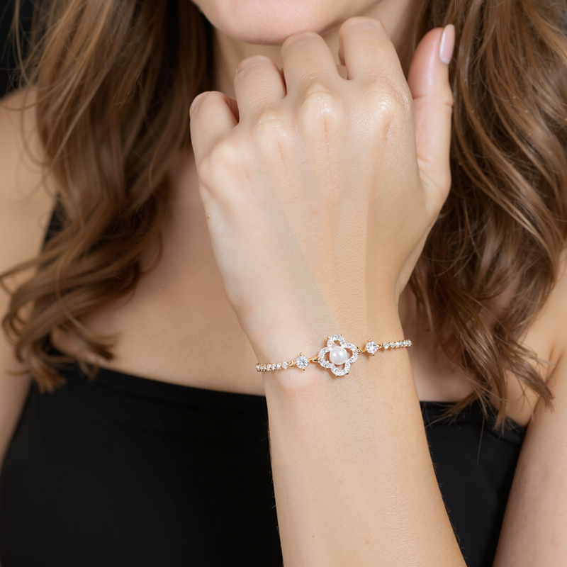 Elegant Pearl & Diamond Bracelet in Gold Elegant Pearl & Diamond Bracelet in Gold