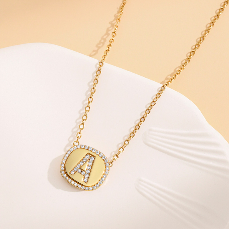 Customized Letter Pendant Necklaces with Diamond