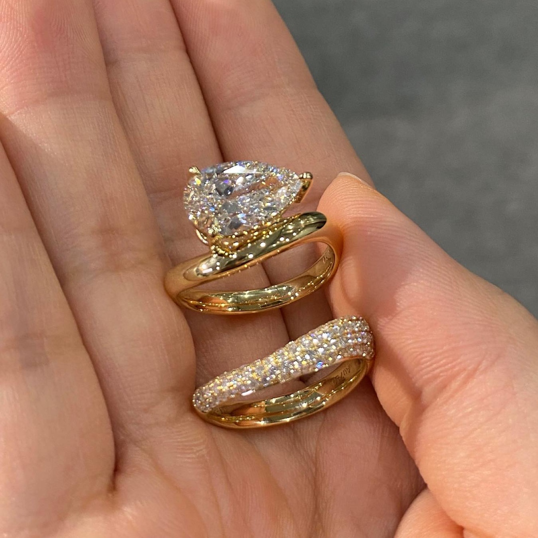 4CT Pear Cut VVS Moissanite Bridal Ring Set Pave Curved Style Wedding Ring Set 4CT Pear Cut VVS Moissanite Bridal Ring Set Pave Curved Style Wedding Ring Set