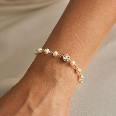 Delicate Pearl Beaded Bracelet with Sparkling Diamond
