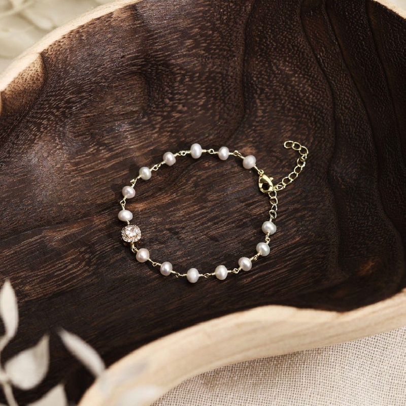 Delicate Pearl Beaded Bracelet with Sparkling Diamond Delicate Pearl Beaded Bracelet with Sparkling Diamond