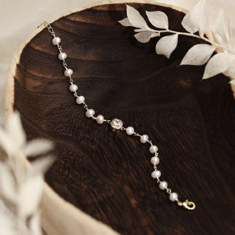 Delicate Pearl Beaded Bracelet with Sparkling Diamond Delicate Pearl Beaded Bracelet with Sparkling Diamond