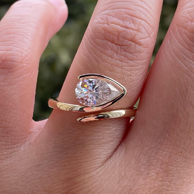 2CT Pear Cut VVS Moissanite Engagement Ring