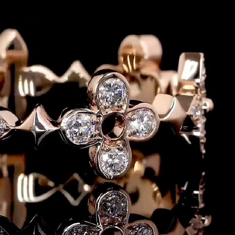 Round Cut VVS Moissanite Four-Leaf Clover Wedding Band