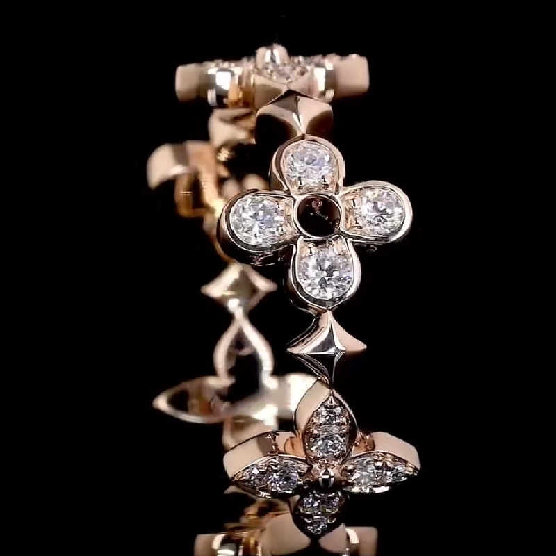 Round Cut VVS Moissanite Four-Leaf Clover Wedding Band