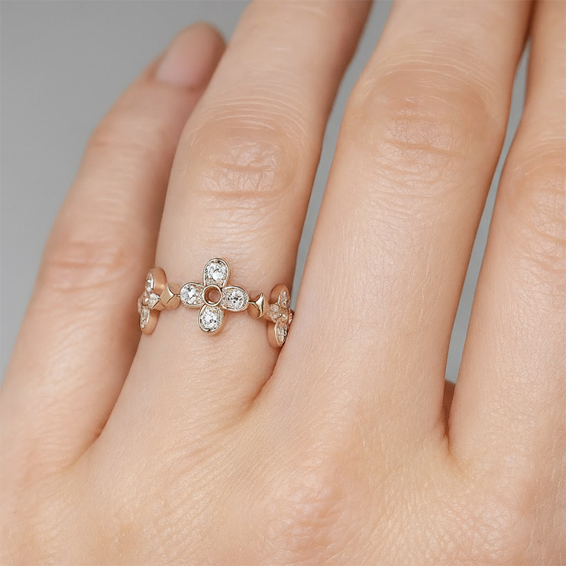 Round Cut VVS Moissanite Four-Leaf Clover Wedding Band