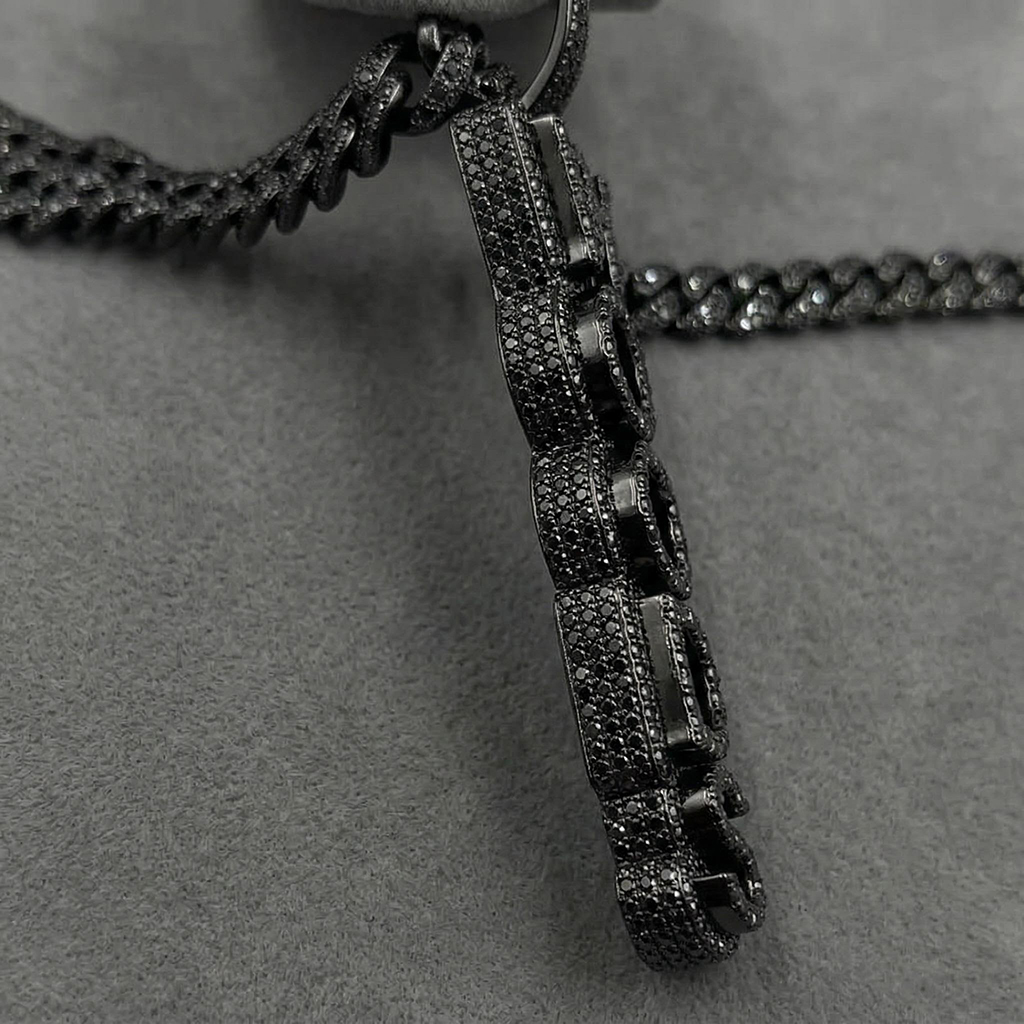 925S & VVS Moissanite Black Custom Vertical Letter Pendant 925S & VVS Moissanite Black Custom Vertical Letter Pendant
