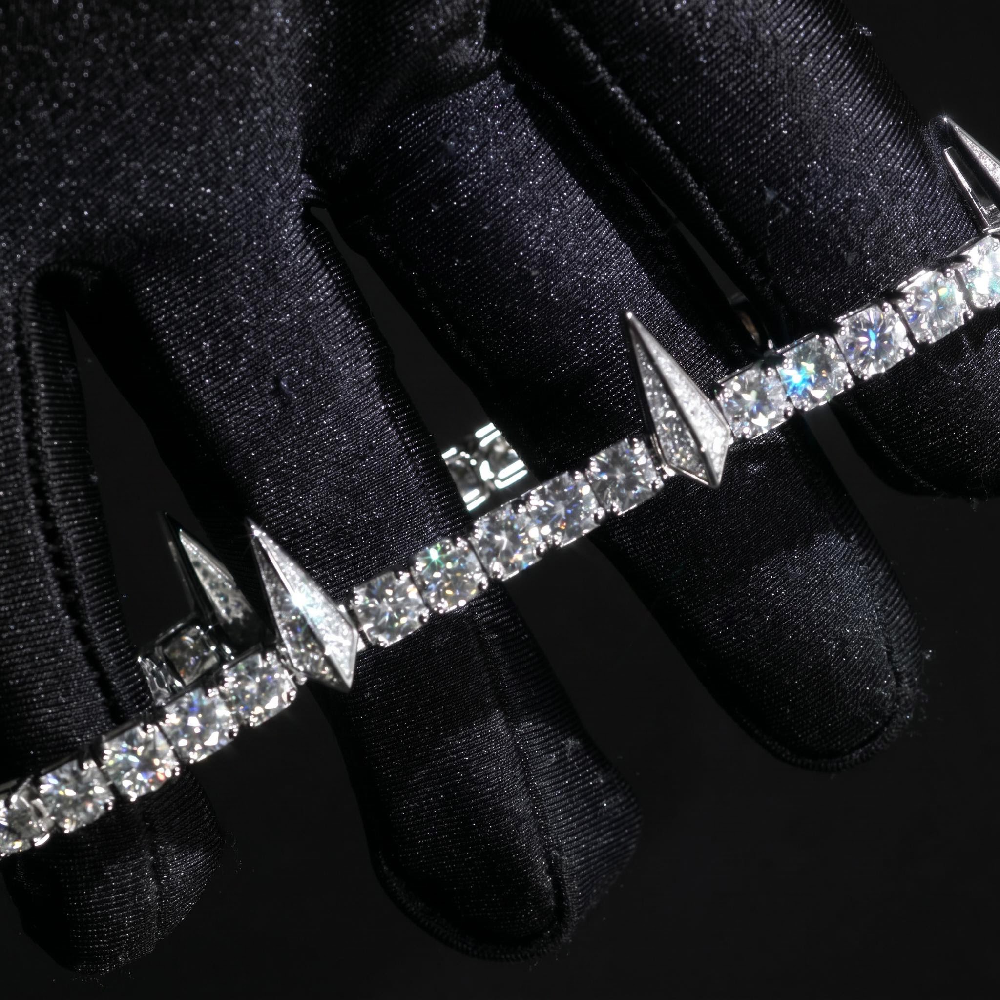 925 Silver & VVS1 Moissanite Fight Tooth and Claw Tennis Bracelet 925 Silver & VVS1 Moissanite Fight Tooth and Claw Tennis Bracelet