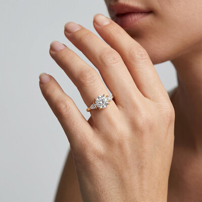 0.75Ct/1.0Ct Elegant Three-Stone Round with Pear Cut Lab Grown Diamond Engagement Ring
