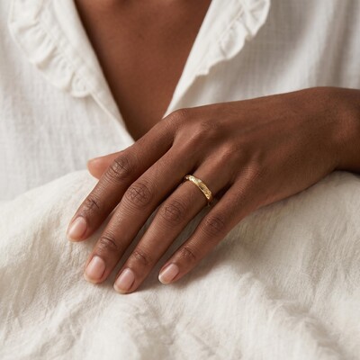 0.06 ct.tw. Vintage Vine Carved Band Ring