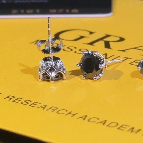925 Silver & VVS1 Moissanite Solitaire Stud Earrings 925 Silver & VVS1 Moissanite Solitaire Stud Earrings