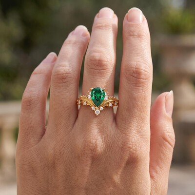 2.27ct.tw. Forest-style Pear-shaped Green Diamond Vine-carved Ring